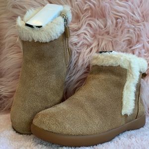 UGG Mallya boot in child size 10, in the color camel.